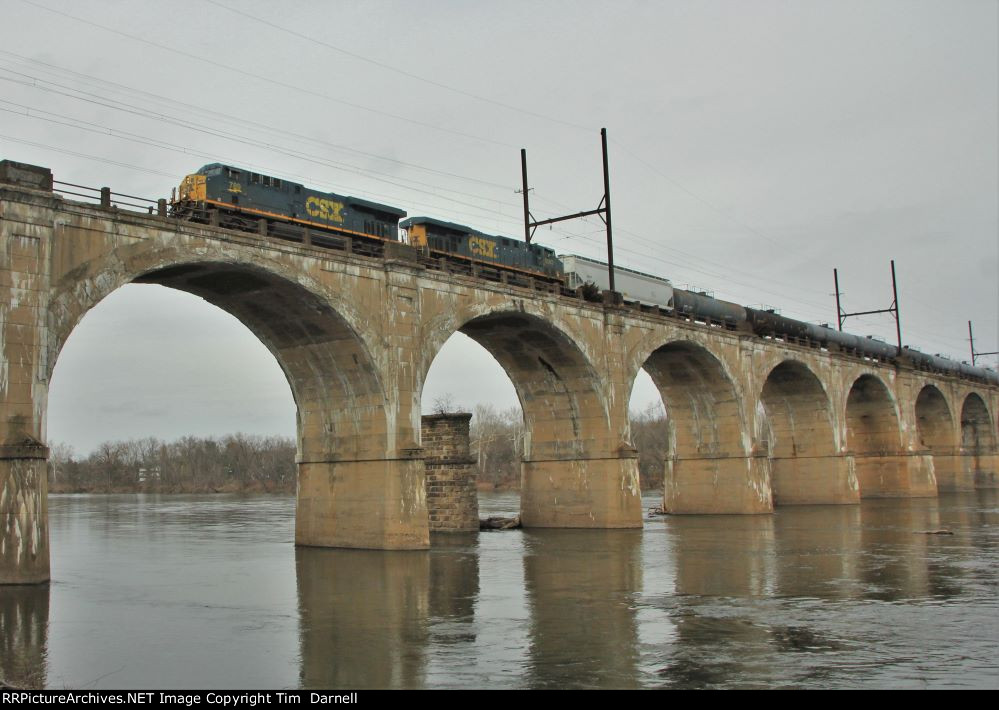 CSX 789 leads Q403 across the Delaware River